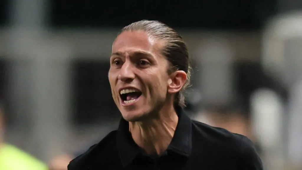 Foto: Gilson Lobo/AGIF – Meia revelado na base do Mengão não convenceu Filipe Luís nos treinos.