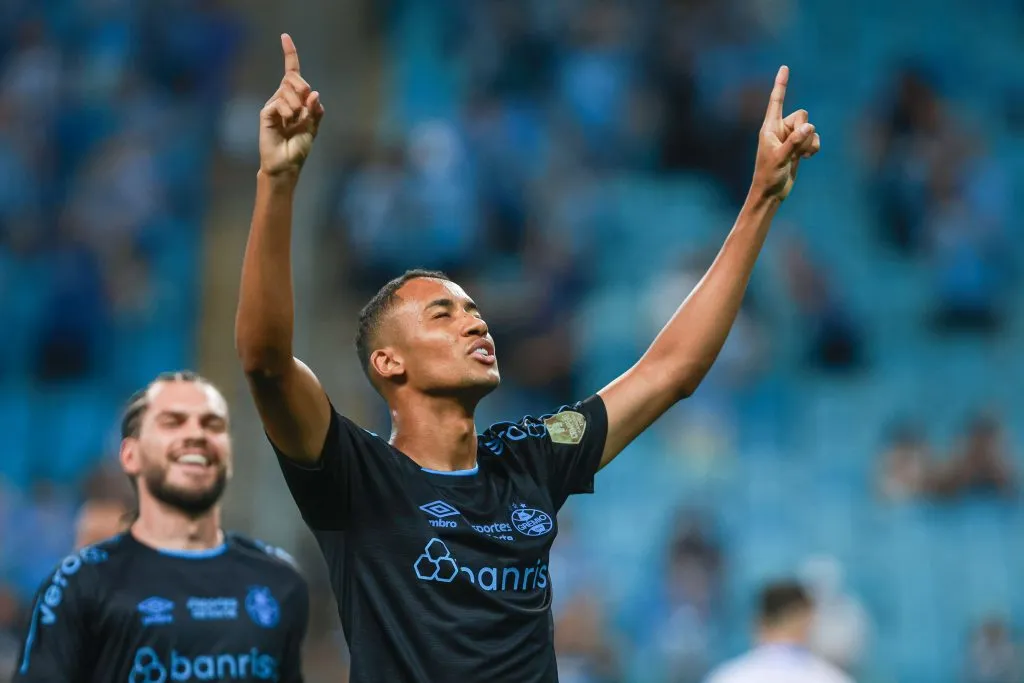 RS – PORTO ALEGRE – 06/02/2024 – GAUCHO 2024, GREMIO X NOVO HAMBURGO – Andre Henrique jogador do Gremio comemora seu gol durante partida contra o Novo Hamburgo no estadio Arena do Gremio pelo campeonato Gaucho 2024. Foto: Maxi Franzoi/AGIF