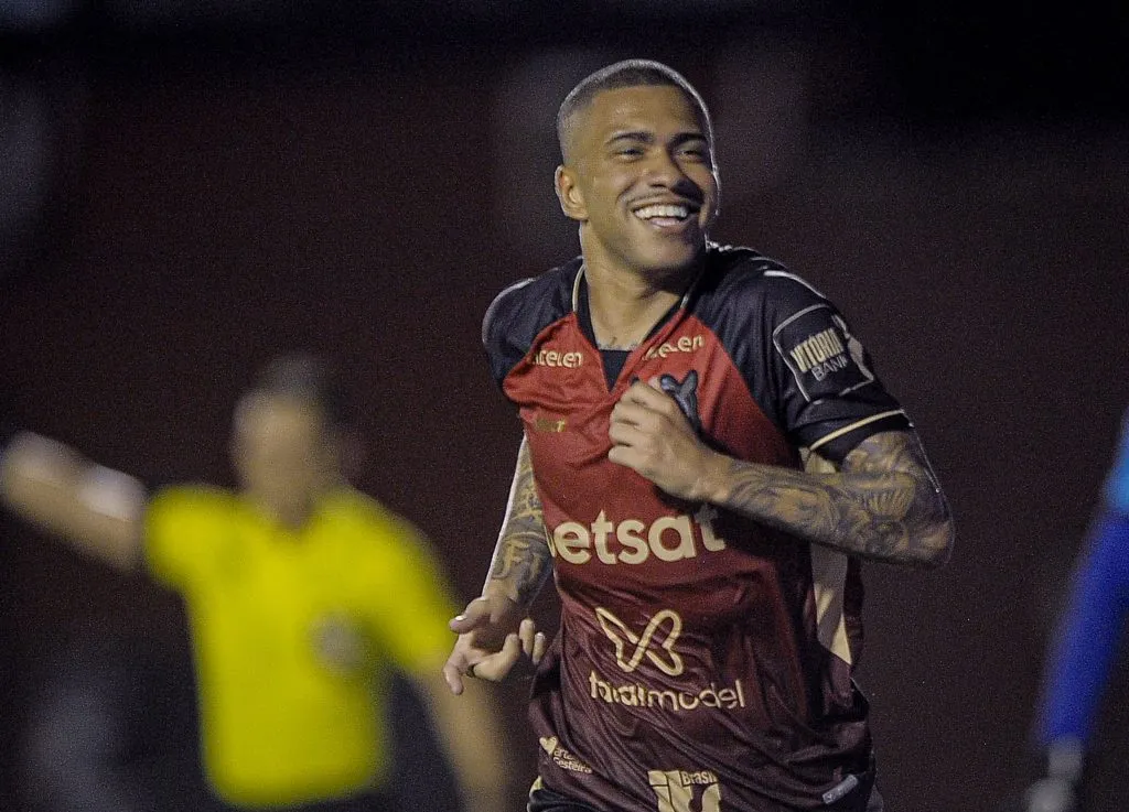 Lucas Esteves em jogo do Vitória. Foto: Jhony Pinho/AGIF