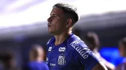Soteldo jogador do Santos durante aquecimento antes da partida contra o Palmeiras no estádio Vila Belmiro pelo campeonato Paulista 2025. Foto: Marcello Zambrana/AGIF