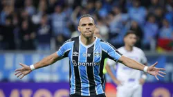 Martin Braithwaite jogador do Grêmio comemora seu gol.