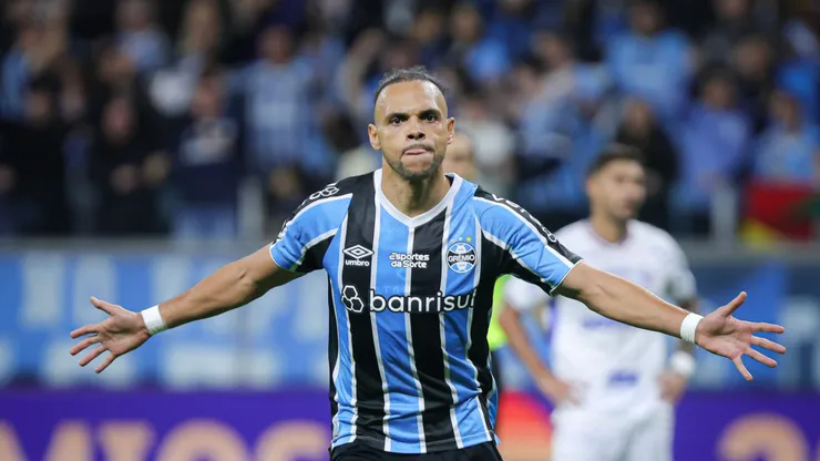 Martin Braithwaite jogador do Grêmio comemora seu gol.