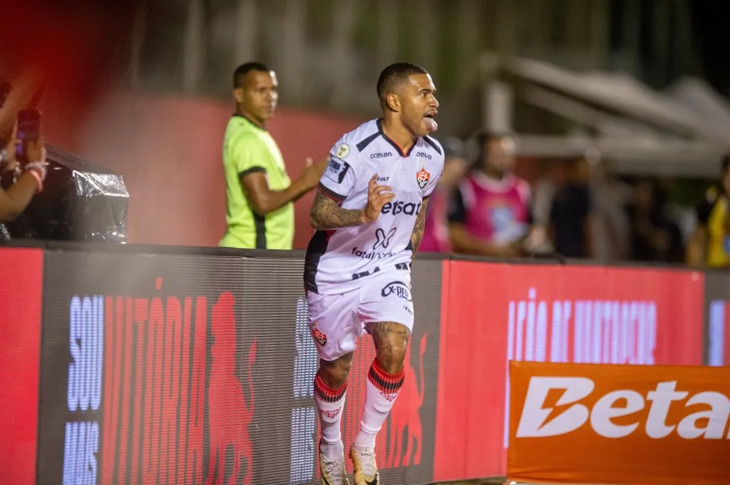 Destaque do Vitória no Brasileirão do ano passado, contratação de Lucas Esteves gera intriga entre Grêmio e Vitória. Foto: AGIF.