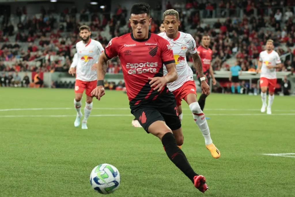 Tomas Cuello, ex-jogador do Athletico-PR disputa lance com Vitinho jogador do Bragantino durante partida no estadio Arena da Baixada pelo campeonato Brasileiro A. Foto: Robson Mafra/AGIF