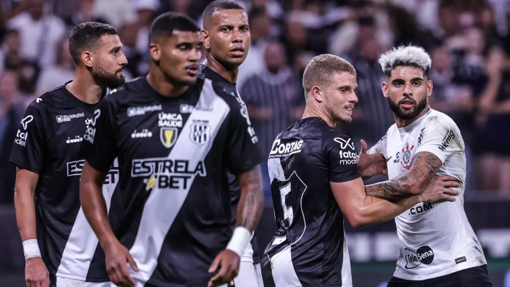 Yuri Alberto e jogadores da Ponte.Foto: Marcello Zambrana/AGIF