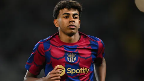 Lamine Yamal é fã de Neymar e posou com camisa do Santos.