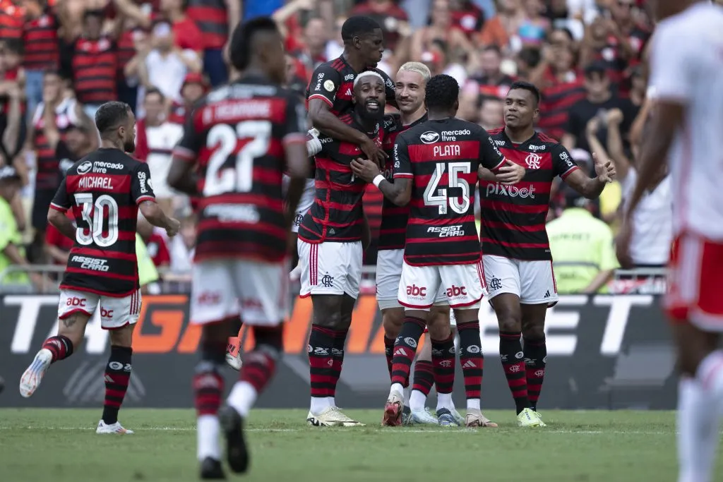 RJ – RIO DE JANEIRO – 01/12/2024 – BRASILEIRO A 2024, FLAMENGO X INTERNACIONAL – Leo Ortiz jogador do Flamengo comemora seu gol com jogadores do seu time durante partida contra o Internacional no estadio Maracana pelo campeonato Brasileiro A 2024. Foto: Jorge Rodrigues/AGIF