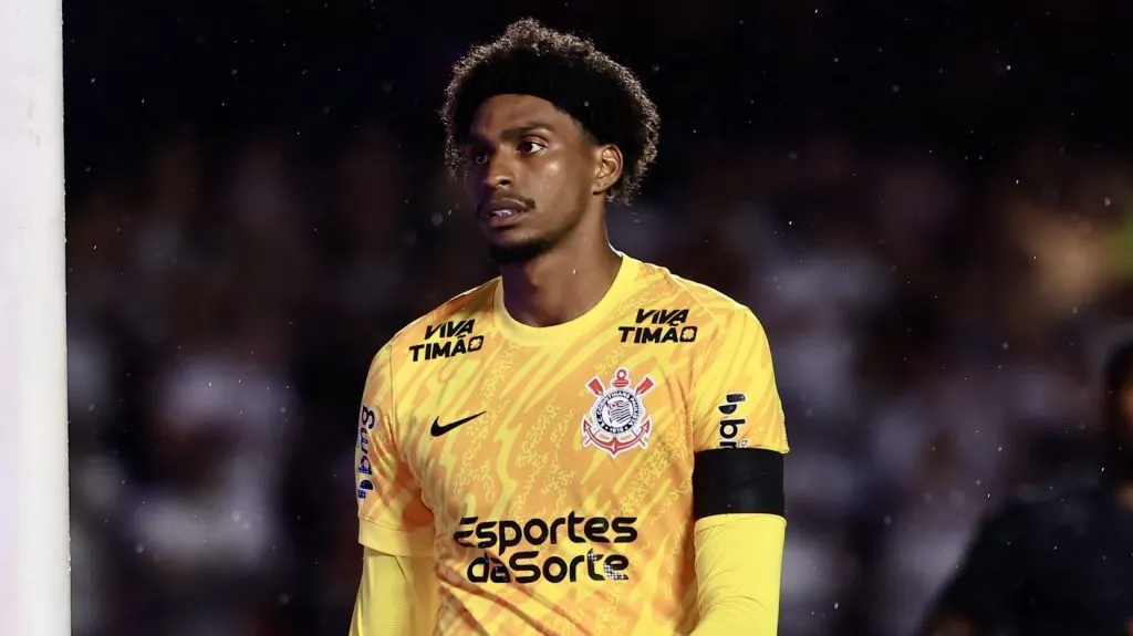 Hugo Souza perdeu a paciência - Foto: Marcello Zambrana/AGIF.