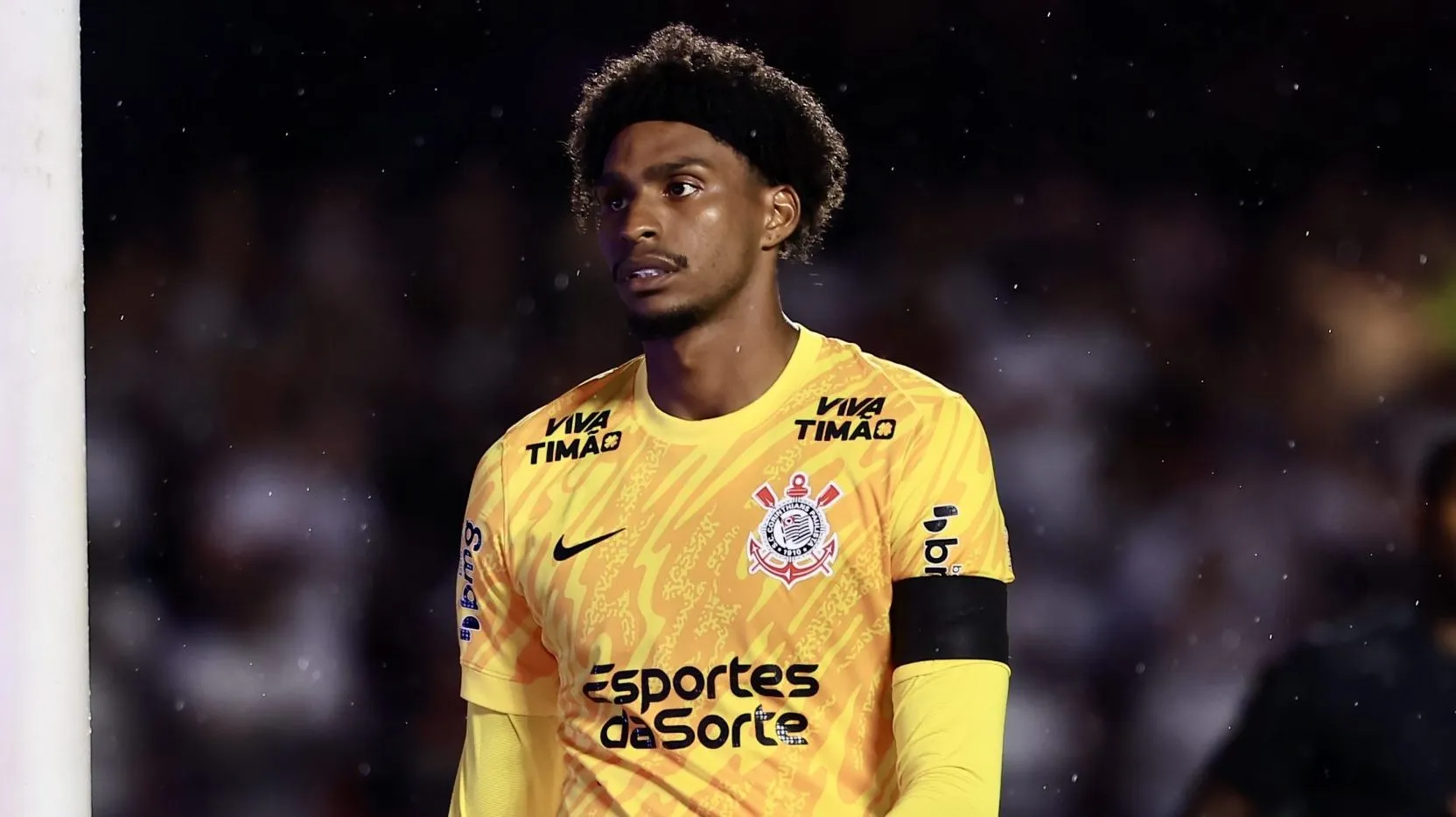 Hugo Souza incomodado. Foto: Marcello Zambrana/AGIF