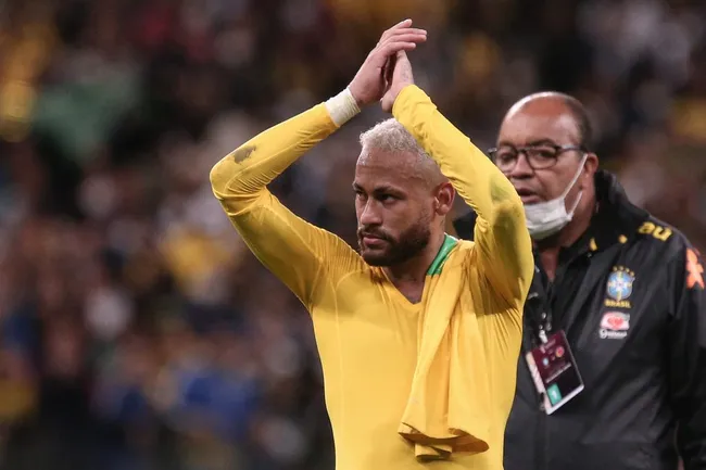 Neymar comemora vitória do Brasil ao final da partida contra a Colômbia na Arena Corinthians pelas Eliminatórias da Copa do Mundo 2022. Foto: Ettore Chiereguini / AGIF