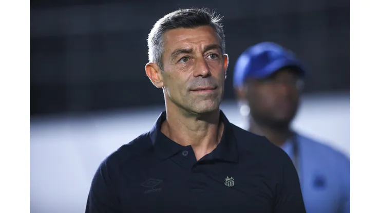 Pedro Caixinha tecnico do Santos antes da partida contra o Palmeiras no estadio Vila Belmiro pelo campeonato Paulista 2025. Foto: Reinaldo Campos/AGIF