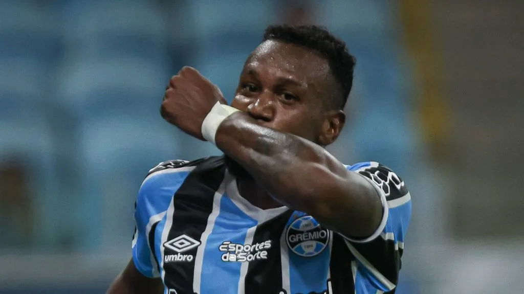 Foto: Maxi Franzoi/AGIF – Edenílson foi bem contra o Caxias e está com moral neste começo de temporada.