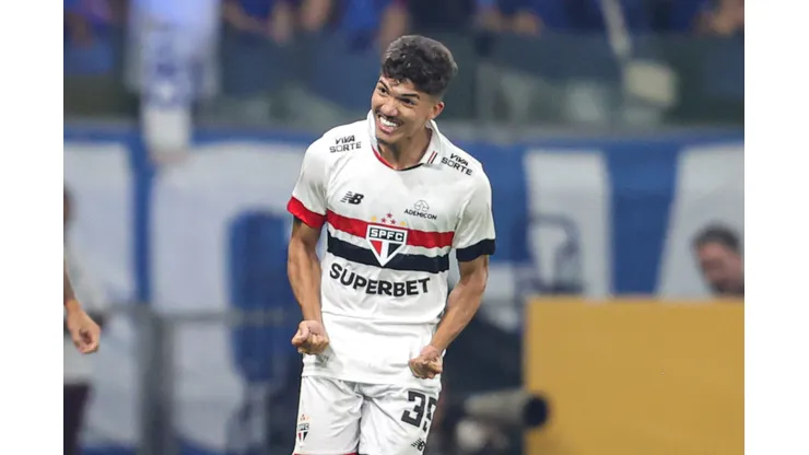 MG - BELO HORIZONTE - 15/09/2024 - BRASILEIRO A 2024, CRUZEIRO X SAO PAULO - William Gomes jogador do Sao Paulo comemora seu gol durante partida contra o Cruzeiro no estadio Mineirao pelo campeonato Brasileiro A 2024. Foto: Gilson Lobo/AGIF