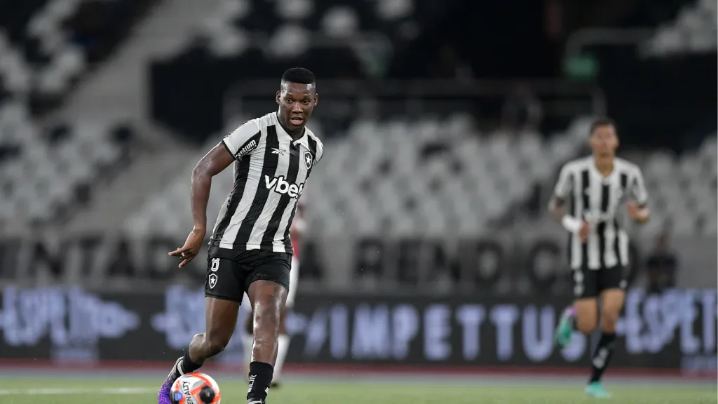 Patrick de Paula jogando pelo Botafogo. Foto: Thiago Ribeiro/AGIF