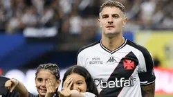 Vegetti, do Vasco, durante execução do hino nacional antes da partida contra o Madureira na Arena da Amazônia pelo Campeonato Carioca 2025. Foto: Antonio Pereira / AGIF