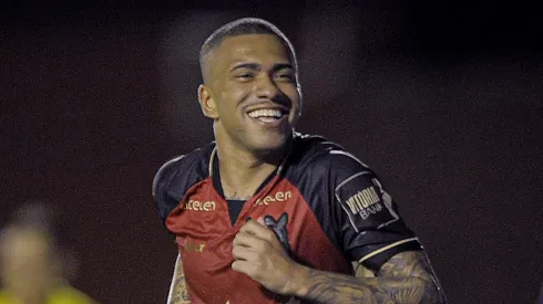 Lucas Esteves, lateral do Vitória