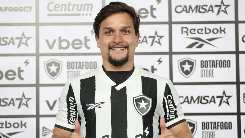 Artur é apresentado pelo Botafogo e fala sobre emoção de vestir a camisa 7. Foto: Vítor Silva / Botafogo
