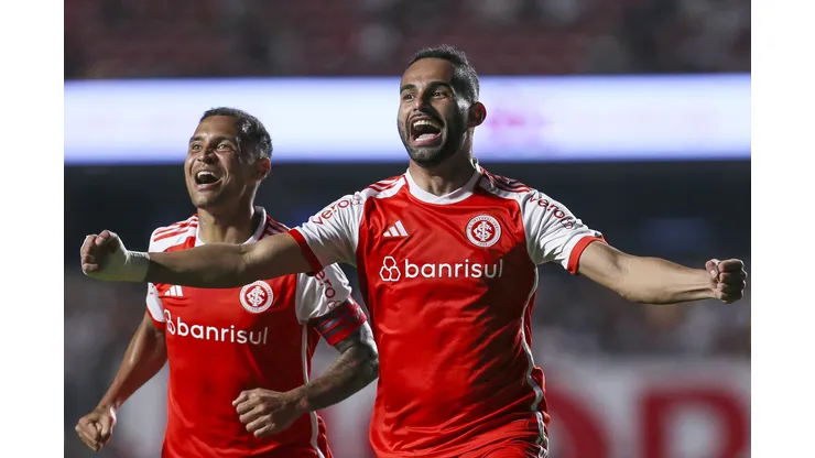 SAO PAULO, BRAZIL - SEPTEMBER 22: Thiago Maia (R) of Internacional celebrates with teammate Alan Patrick after scoring the team´s second goal during the Brasileirao 2024 match between Sao Paulo and Internacional at MorumBIS on September 22, 2024 in Sao Paulo, Brazil. (Photo by Ricardo Moreira/Getty Images)