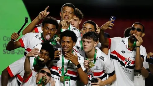 Elenco do São Paulo comemorando o título da Copa do Brasil sub-20 na temporada 2024, na qual, Lucas Ferreira também brilhou