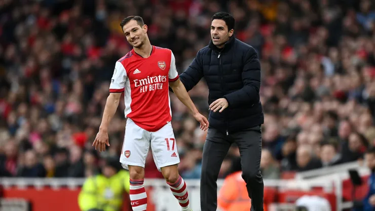 Cédric Soares recebendo comandos de Arteta em jogo do Arsenal (Photo by Shaun Botterill/Getty Images)