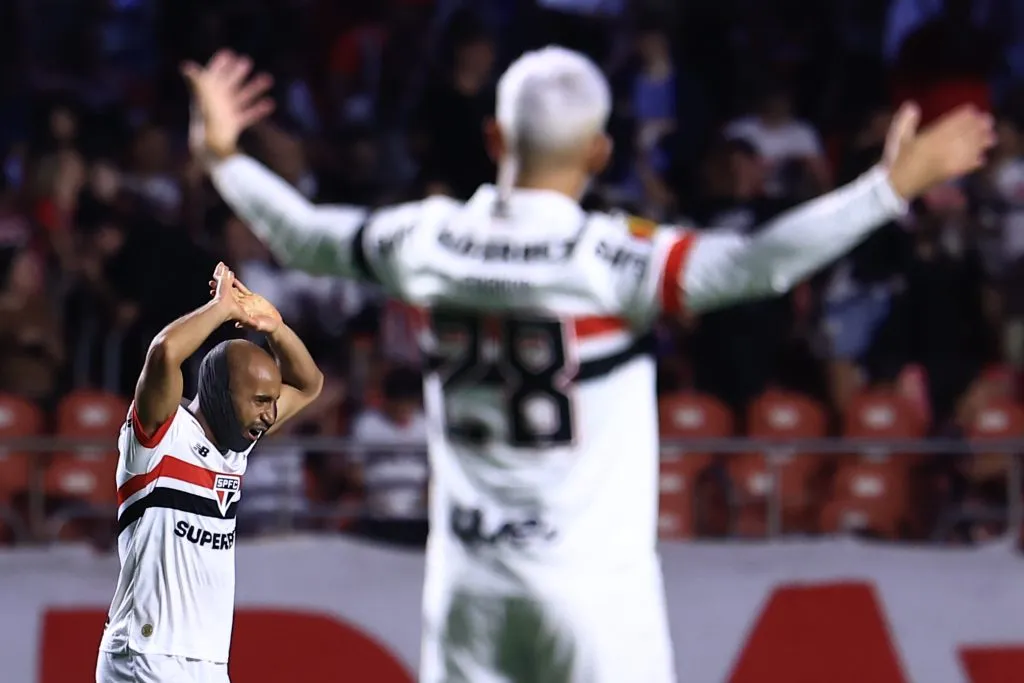 Lucas jogador do São Paulo comemora seu gol durante partida – Foto: Marcello Zambrana/AGIF