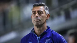 Pedro Caixinha técnico do Santos durante partida contra o Mirassol no estádio Vila Belmiro pelo campeonato Paulista 2025. Foto: Reinaldo Campos/AGIF