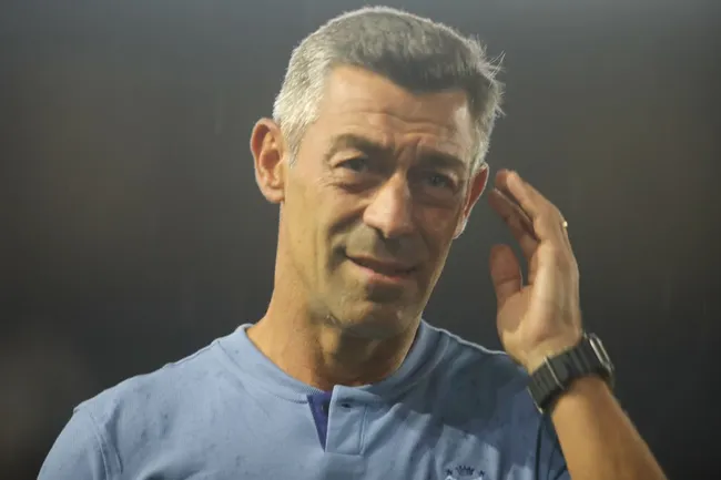 SP – SANTOS – 16/01/2025 – PAULISTA 2025, SANTOS X MIRASSOL – Pedro Caixinha tecnico do Santos antes da partida contra o Mirassol no estadio Vila Belmiro pelo campeonato Paulista 2025. Foto: Reinaldo Campos/AGIF