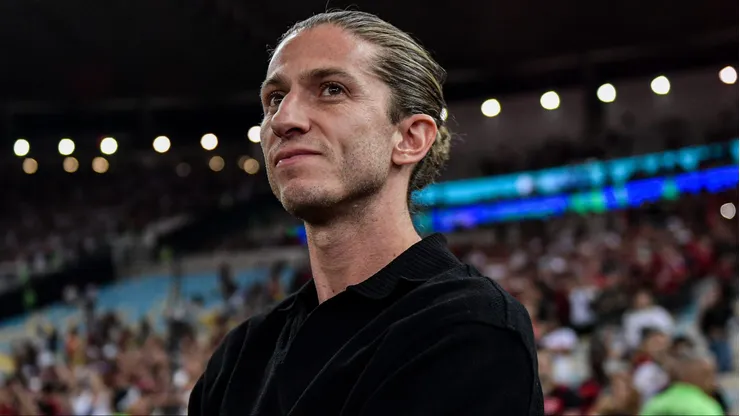 Filipe Luís é ovacionado pela torcida.