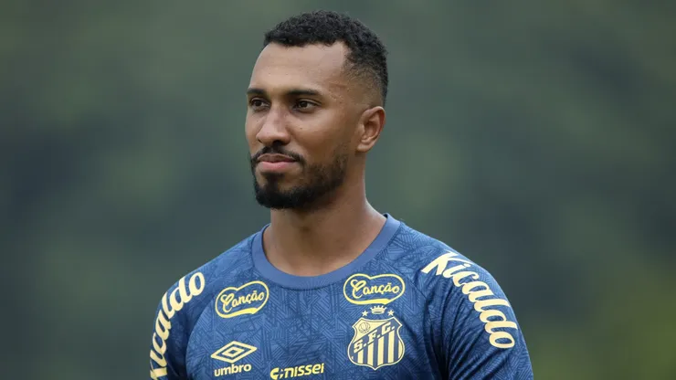 Lucas Braga em ação pelo Peixe no treino.