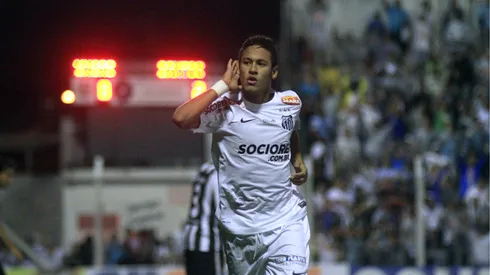 Neymar atuando pelo Santos em 2013. Foto: Denny Cesare/AGIF