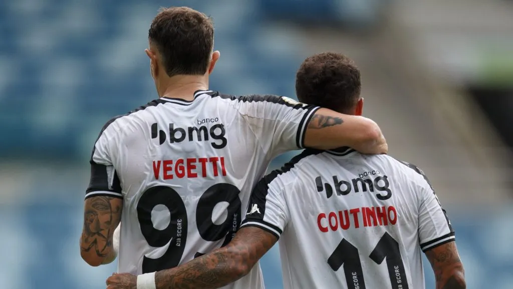Vegetti e Coutinho em partida do Brasileirão/Foto: Gil Gomes/AGIF