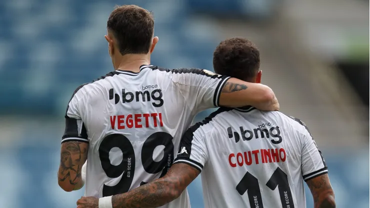 Coutinho e Vegetti em partida entre Cuiabá x Vasco pelo Campeonato Brasileiro 2024. Foto: Gil Gomes/AGIF