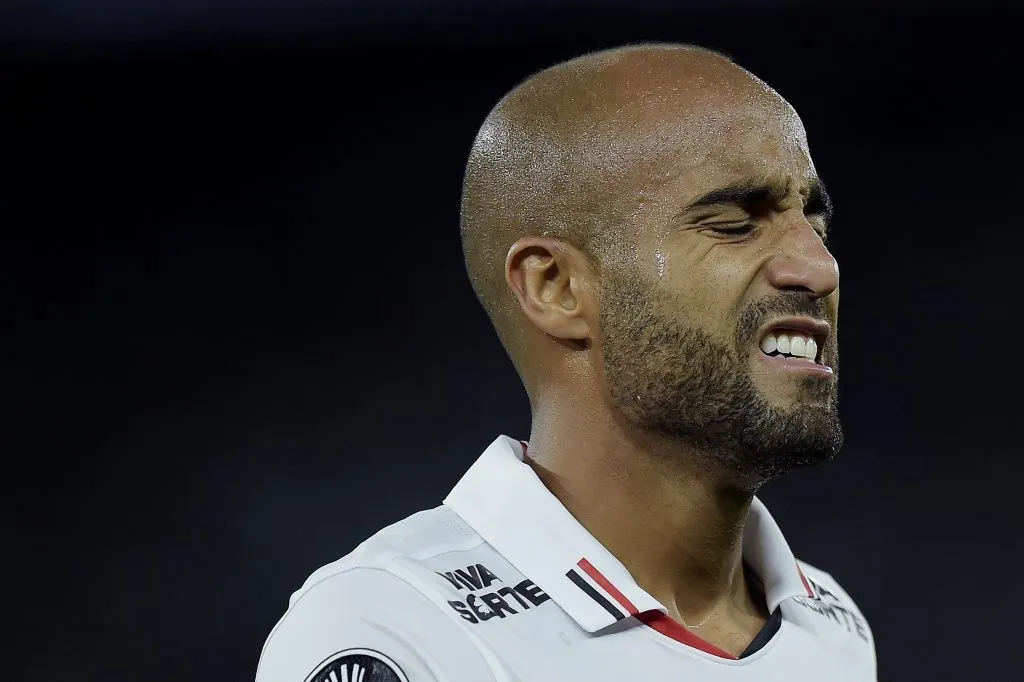 RJ – RIO DE JANEIRO – 18/09/2024 – COPA LIBERTADORES 2024, BOTAFOGO X SAO PAULO – Lucas Moura jogador do Sao Paulo durante partida contra o Botafogo no estadio Engenhao pelo campeonato Copa Libertadores 2024. Foto: Alexandre Loureiro/AGIF