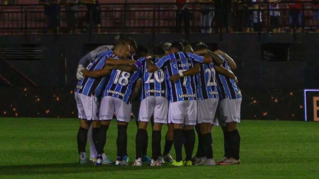 Jogadores do Grêmio durante entrada em campo para partida contra o Brasil de Pelotas no estádio Bento Mendes de Freitas pelo campeonato Gaúcho 2025. Foto: Volmer Perez/AGIF