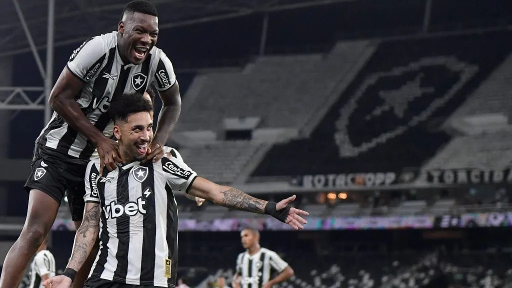 Patrick de Paula comemorando o gol de Kauê contra o Bangu