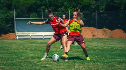 Bia Martins, zagueira da base que foi promovida ao elenco profissional das Gurias Coloradas já foi integrada a equipe para semana de treinos