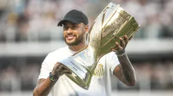 Neymar Junior ex jogador do Santos com o trofeu do campeonato paulista antes da partida entre Santos e Palmeiras no estádio Vila Belmiro pelo campeonato Paulista 2024. Foto: