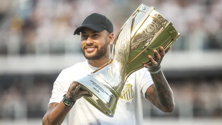 Neymar Junior ex jogador do Santos com o trofeu do campeonato paulista antes da partida entre Santos e Palmeiras no estádio Vila Belmiro pelo campeonato Paulista 2024. Foto: