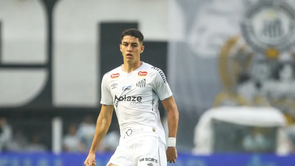 Foto: Reinaldo Campos/AGIF – Zagueiro de 19 anos não quer se transferir ao Glorioso.