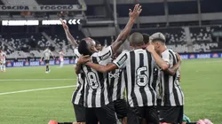 Patrick de Paula jogador do Botafogo comemora seu gol com jogadores do seu time durante partida contra o Bangu no estádio Engenhão pelo campeonato Carioca 2025. Foto: Thiago Ribeiro/AGIF