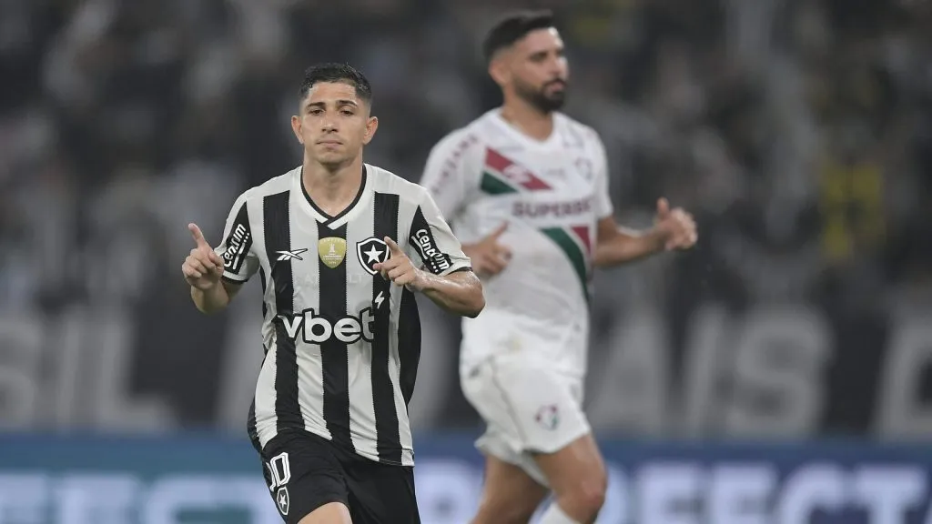 Savarino comemorando gol de pênalti. Foto: Thiago Ribeiro/AGIF