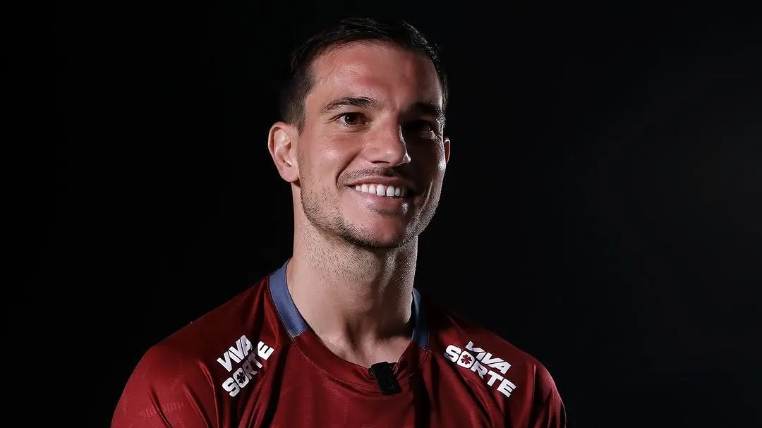 Cédric Soares, em apresentação oficial e entrevista para o São Paulo TV e revela que está muito feliz em vestir a camisa tricolor. Foto: Rubens Chiri / São Paulo FC
