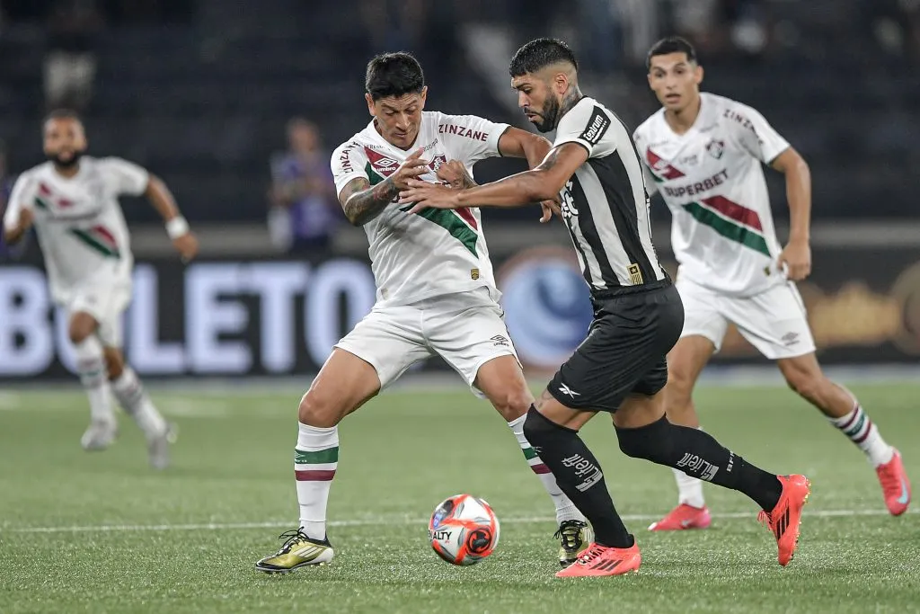 Barboza, zagueiro do Botafogo disputa lance com Cano jogador do Fluminense durante partida no Nilton Santo, pelo campeonato Carioca 2025. Foto: Thiago Ribeiro/AGIF