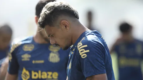 Tiquinho Soares jogador do Santos durante treino no Centro de Treinamento CT Rei Pelé. Foto: Reinaldo Campos/AGIF
