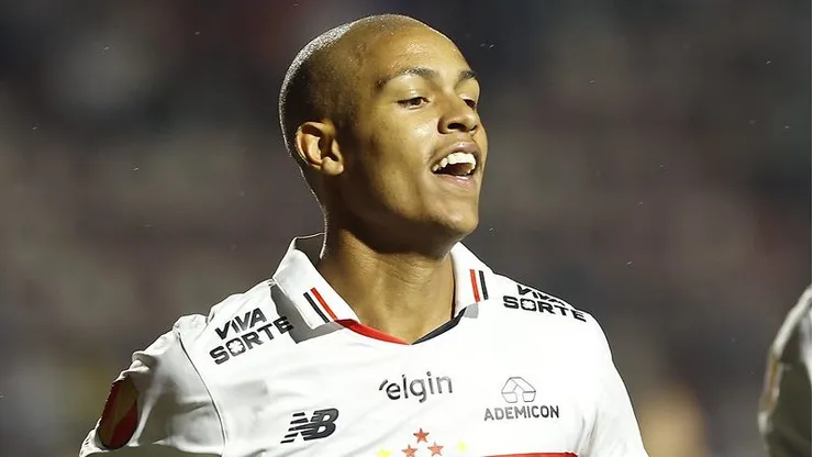 Ryan Francisco prega pés no chão no São Paulo. Foto: Rubens Chiri/Saopaulofc