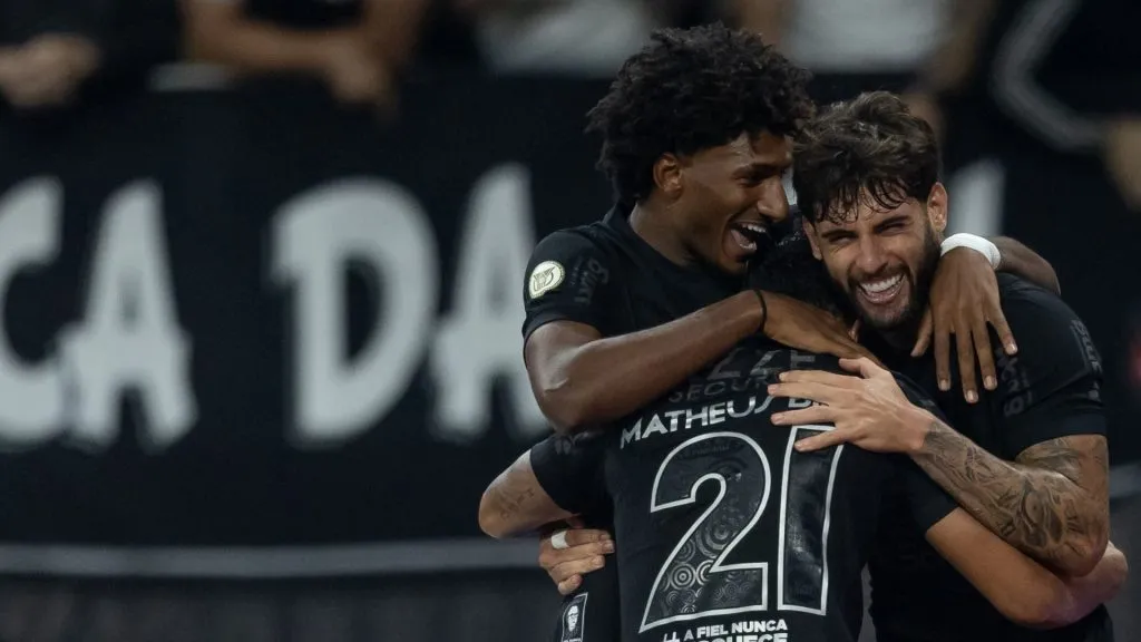 Talles Magno, Yuri Alberto e Matheus Bidu se abraçam após vitória – Foto: Rodrigo Coca/Agência Corinthians