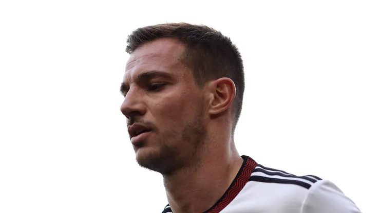 Cédric em ação com a camisa do Fulham-ING