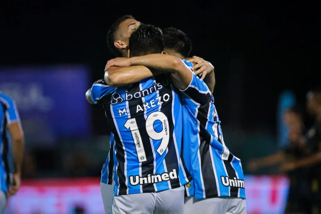 RS – NOVO HAMBURGO – 29/01/2025 – GAUCHO 2025, MONSOON X GREMIO – Matias Arezo jogador do Gremio comemora seu gol com jogadores do seu time durante partida contra o Monsoon no estadio Do Vale pelo campeonato Gaucho 2025. Foto: Maxi Franzoi/AGIF