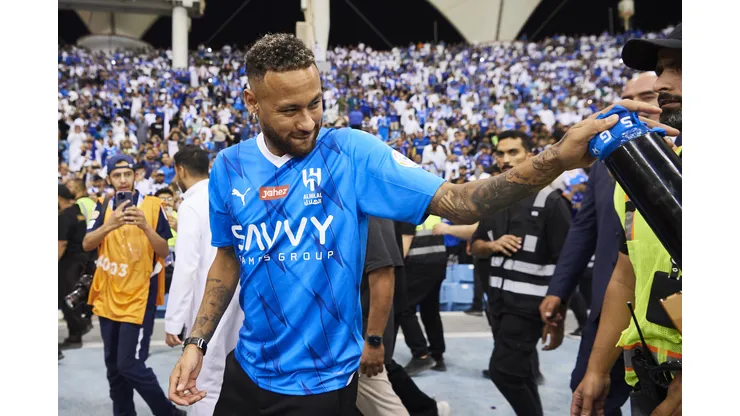 Neymar é recebido pelos torcedores do Al-Hilal em sua apresentação. Foto: Adam Nurkiewicz / Getty Images
