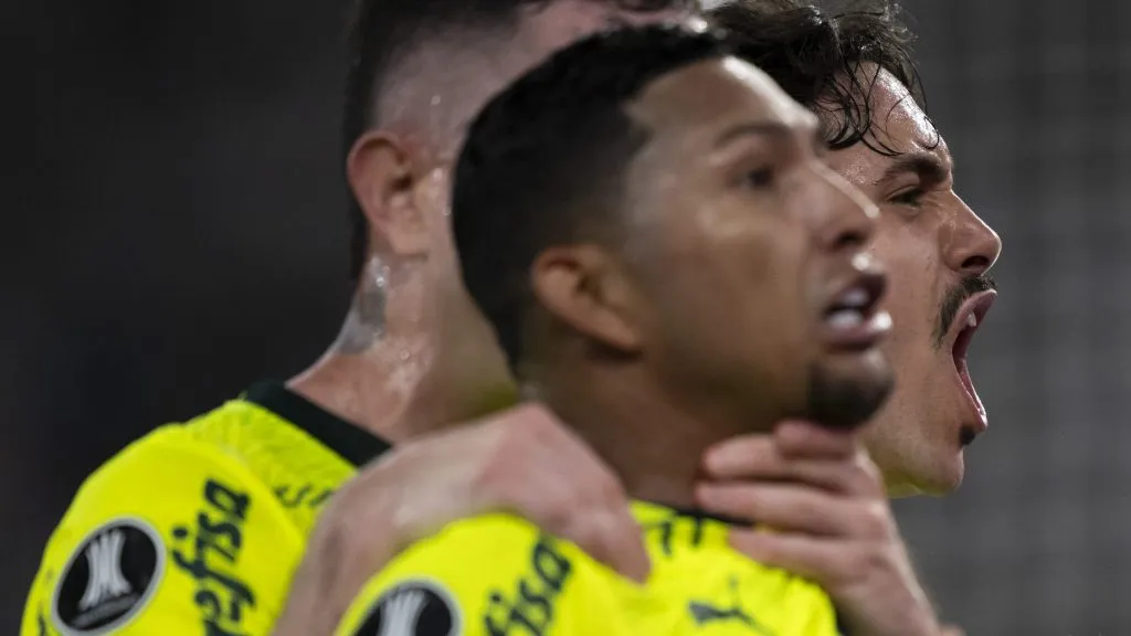 Mauricio jogador do Palmeiras comemora seu gol com Rony jogador da sua equipe durante partida contra o Botafogo no estadio Engenhao pelo campeonato Copa Libertadores 2024. Foto: Jorge Rodrigues/AGIF